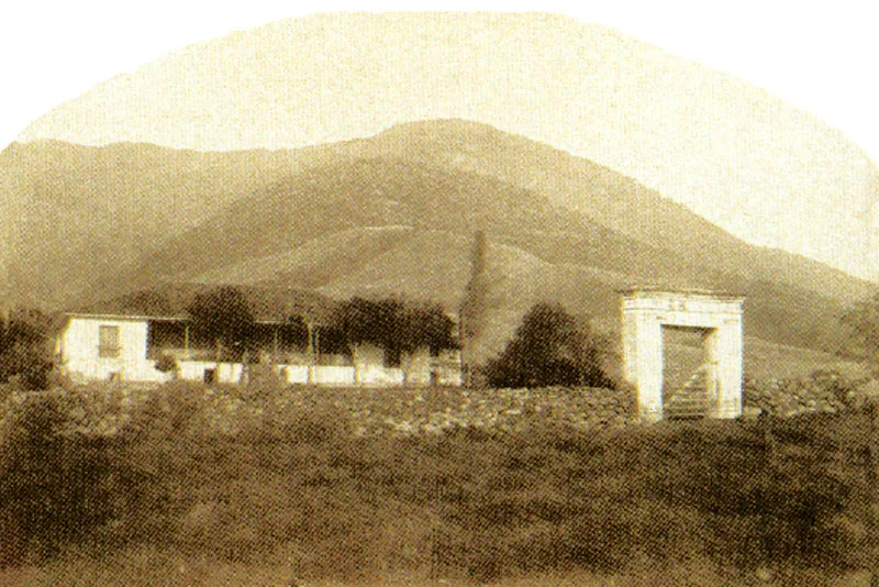 LUCIANO RIVERA GARRIDO.
Casa (le la hacienda El Paraíso.
El Cerrito, (Valle) 1898c.
Copia en albúmina. 12.4 x 18.0 cm.
Propiedad Enrique Santos Molano,
Bogotá.