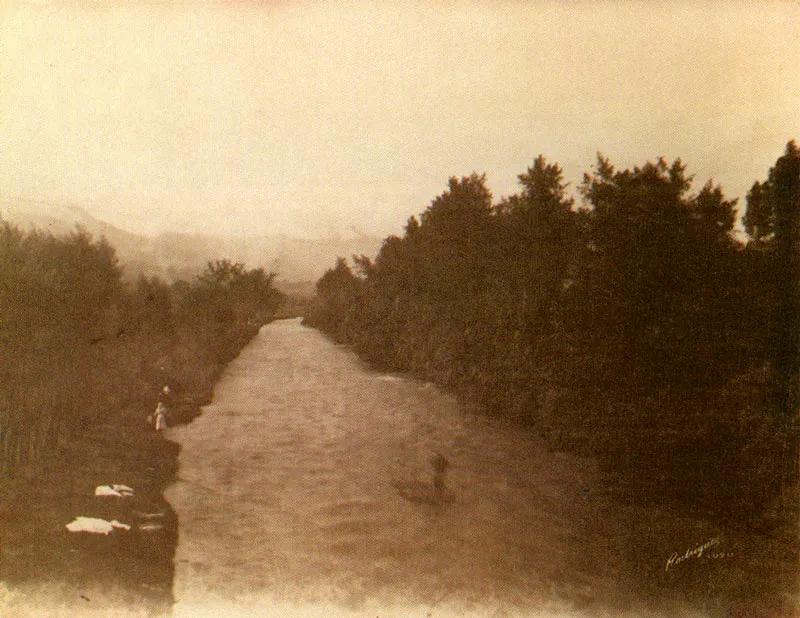 MELITON RODRIGUEZ.
Vista de una balsa en un río,
Antioquía. 1920.
Copia reciente de negativo gelatina
vidrio 20,1 x 25.3 cm. Archivo
Fotografía Rodríguez, Medellín.