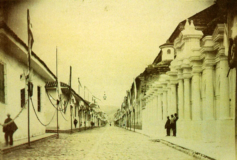 MAXIMILIANO RESTREPO.
Calle 4a. de Popayán. 1897c.
Copia en albúmina. 12.2 x 17.4 cm.
Colección Museo Valencia, Popayán.