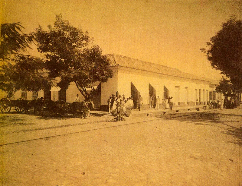 MARCO A. LAMUS.
Calle de Nariño. Cúcuta. 1895c.
Copia en albúmina. 15.4 x 20.7 cm.
Propiedad Antonio García Herreros, Cúcuta.