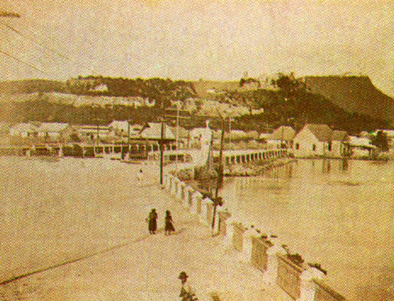 LUIS FELIPE Y JENEROSO JASPE.
Cerro de San Felipe y La Popa.
Cartagena. 1900.
Copia en albúmina. 14.6 x 19.0 cm.
Propiedad Darío Morales. París.