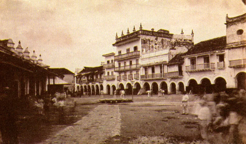 LUIS A. DELGADO. Plaza de la Yerba. Cartagena. 1895c. Copia en albúmina. 12.1 x 19.4 cm. Propiedad Jorge Langlais, Bogotá.
