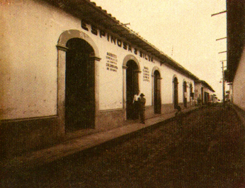 QUINTILIO GAVASSA. 
 Vista de fachada, del negocio
 Espinosa & Silva. 1900c.
 Copia reciente de negativo gelatina
 vidrio. 16.4 x 2.15 cm.
 Propiedad Luis Enrique Figueroa,
 Bucaramanga. 