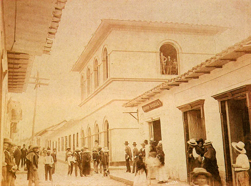 QUINTILIO GAVASSA. 
 Vista del edificio donde funcionaba
 el Almacn C.P. Clausen.
 Bucaramanga. 1898c.
 Copia en albmina. 16.0 x 21.9 cm.
 Propiedad Federico Streithorst,
 Bucaramanga. 