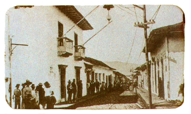 QUINTILIO GAVASSA . Vista de la calle 5a. con carrera 11 donde funcionaban varias agencias consulares y el local de la Fotografía Gavassa. Bucaramanga, 1895c. Copia en albúmina. 16.0 x 21.9 cm. Propiedad Federico Streithorst, Bucaramanga.