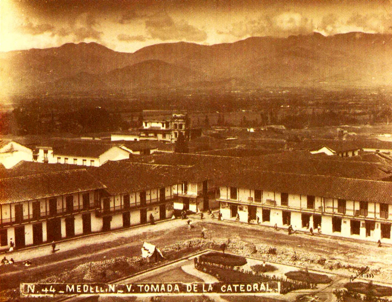 MELITON RODRIGUEZ. Panorámica de Medellín. 1893. Copia reciente de negativo gelatina vidrio. 20.4 x 25.5 cm. Archivo Fotografía Rodríguez, Medellín.