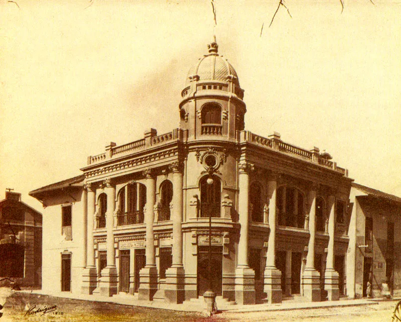 MELITON RODRIGUEZ.
Droguería Pasteur, Medellín. 1910.
Copia reciente de negativo gelatina
vidrio. 20.2 x 25.4 cm. Archivo
Fotografía
Rodríguez, Medellín.