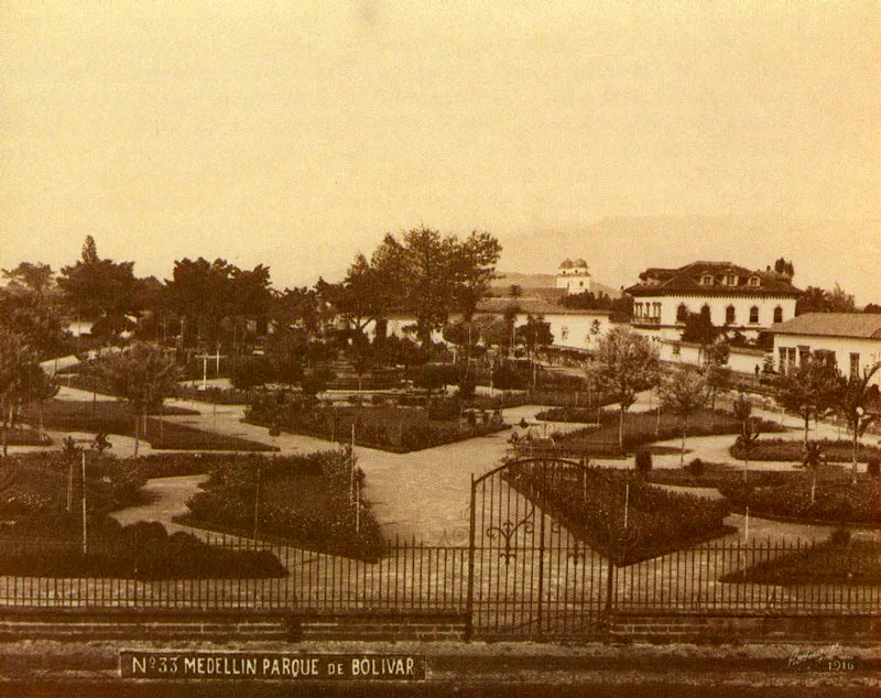MELITON RODRIGUEZ.
Parque de Bolívar. Medellín. 1916.
Copia reciente de negativo gelatina
vidrio. 20.3 x 25.3 cm, Archivo
Fotografía Rodríguez, Medellín.