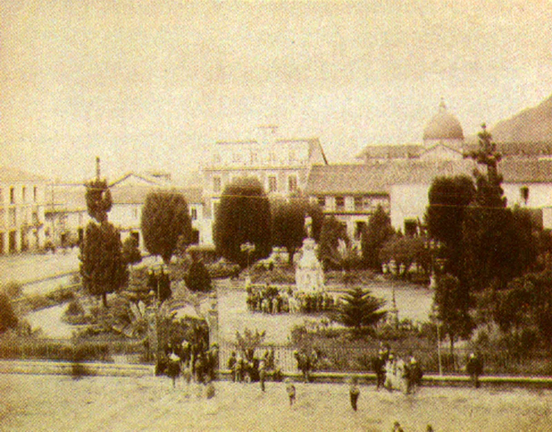 HENRI DUPERLY. 
 Plaza de Bolvar. Bogot. 1895c.
 Copia en albmina. 22.4 x 28.1 cm.
Propiedad Carlos Montoya   Restrepo,
 Bogot. 