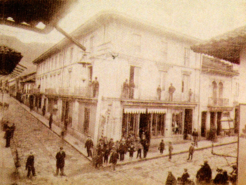 HENRI DUPERLY. 
 Esquina de la 2a. Calle Real.
 Bogot. 1895c.
 Copia en albmina. 18.7 x 24.6 cm.
 Propiedad Carlos Montoya Restrepo,
 Bogot. 