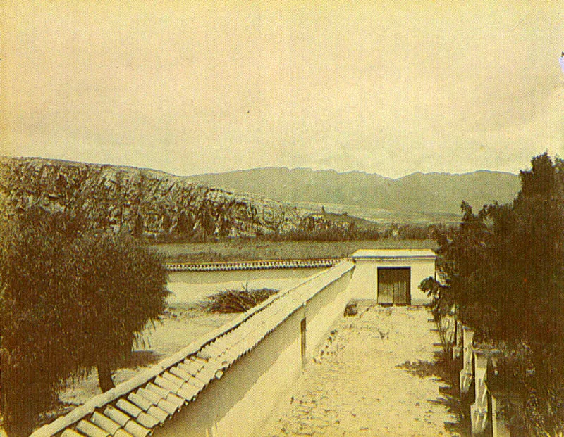 HENRI DUPERLY
 Entrada a una hacienda en la
 Sabana, 1895c.
 Copia en albmina. 19.0 x 24.2 cm.
 Propiedad Carlos Montoya  Restrepo Bogot. 