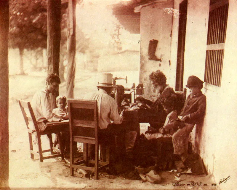 MELITON RODRIGUEZ.
Los Zapateros. Medellín. 1895,
Copia reciente de negativo gelatina
vidrio. 20.4 x 25.1cm. Archivo
Fotografía Rodríguez, Medellín.
