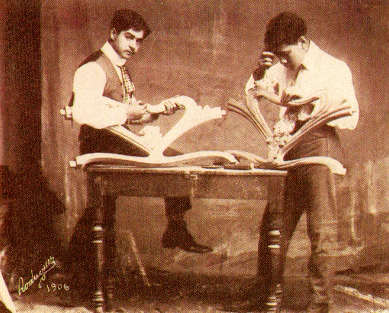 MELITON RODRIGUEZ.
Los Ebanistas. Medellín. 1906.
Copia reciente de negativo gelatina
vidrio. 8.2 x 1 1.4 cm. Archivo
Fotografía Rodríguez Medellín.