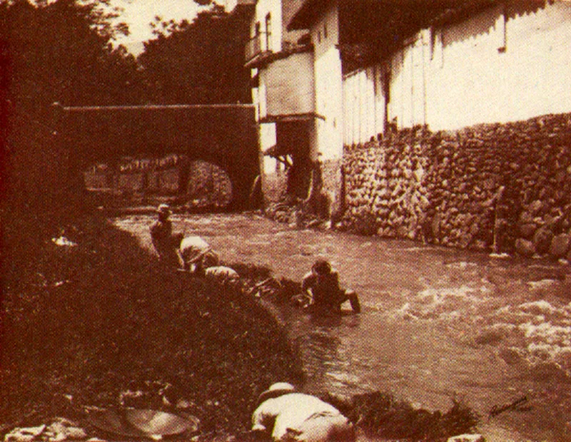 MELITON RODRIGUEZ. 
 Mineros lavando oro. Medelln. 1905.
 Copia reciente de negativo gelatina
 vidrio. 20.1 x 25.1 cm. Archivo
 Fotografa Rodrguez, Medelln. 