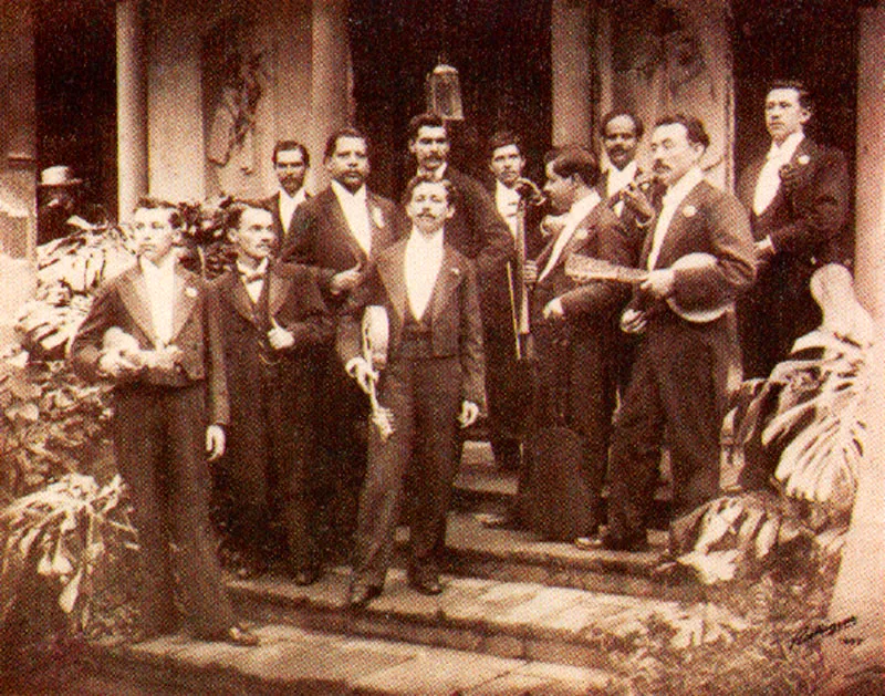 MELITON RODRIGUEZ. Maestro Morales Pino acompañado de un grupo de músicos. Medellín. 1897. Copia reciente de negativo gelatina vidrio. 20,2 x 25.4 cm. Archivo Fotografía Rodríguez, Medellín.