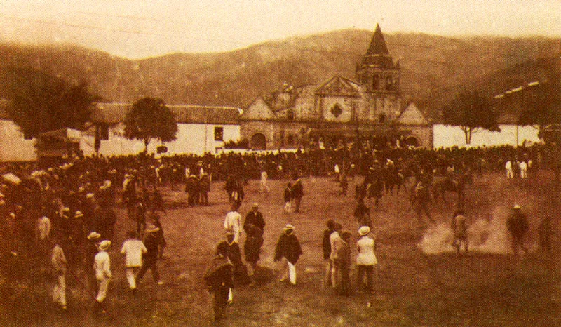 QUINTILIO GAVASSA. 
 Corrida de toros en la plaza
 de Pamplona. 1900c.
 Copia reciente de negativo gelatina
 vidrio.
 Propiedad Edmundo Gavassa
 Villamizar, Bucaramanga. 