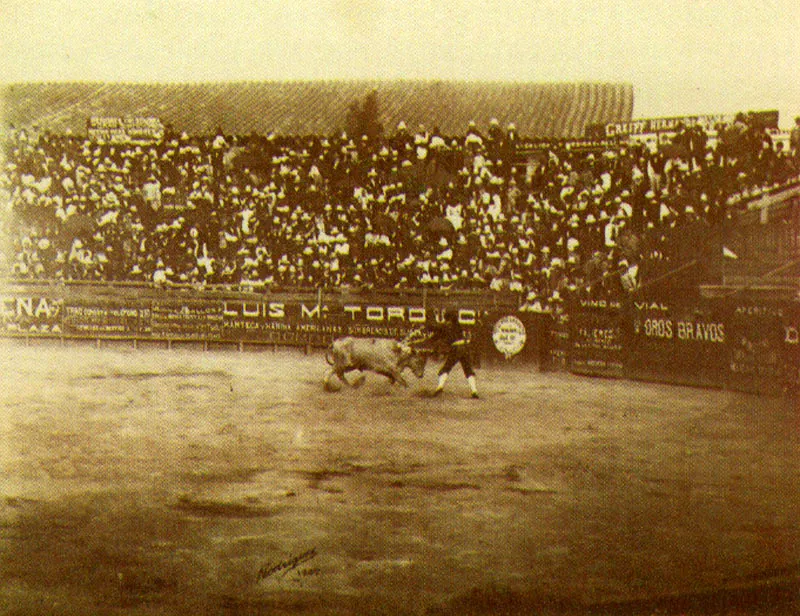 MELITON RODRIGUEZ. 
 Corrida de toros. Medelln. 1907.
 Copia reciente de negativo gelatina
 vidrio. 20.4 x 25.6 cm. Archivo
 Fotografa Rodrguez, Medelln. 