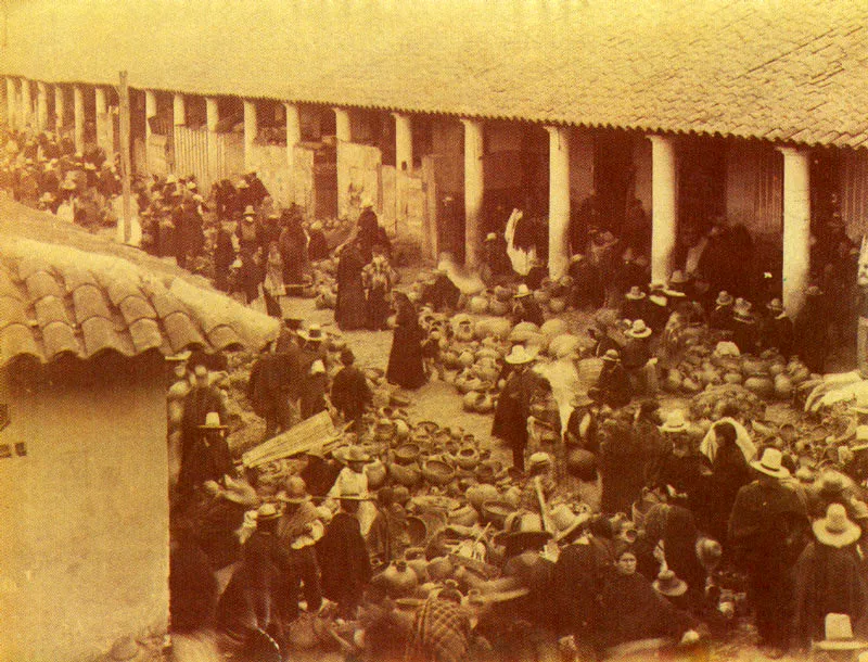 HENRI DUPERLY.
Mercado en Bogotá. 1895c.
Copia en albúmina. 18.4 x 24.1 cm.
Propiedad Carlos Montoya Restrepo,
Bogotá.