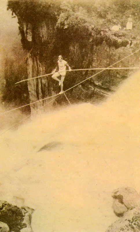 HENRI DUPERLY. Harry Warner atravesando el Salto de Tequendama. 1895, Copia en albúmina. 22.5 x 13.5 cm. Propiedad Raúl Jiménez Arango, Bogotá.