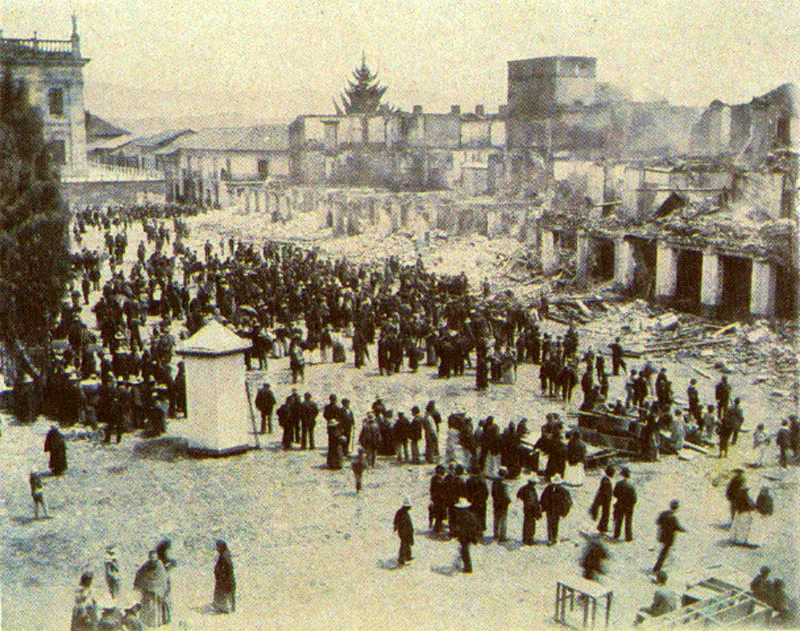 LINO LARA. 
Ruinas del Incendio de Las Galeras.
Bogot. 1900.
Copia en albmina. 20.3 X 24.7 cm.
Propiedad Jos Joaqun Herrera, Bogot. 