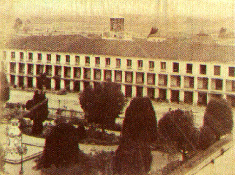 HENRI DUPERLY.
Edificio de Las Galerías. Bogotá. 1895c.
Copia en albúmina. 18.5 x 24.5 cm.
Propiedad Carlos Montoya Restrepo, Bogotá.