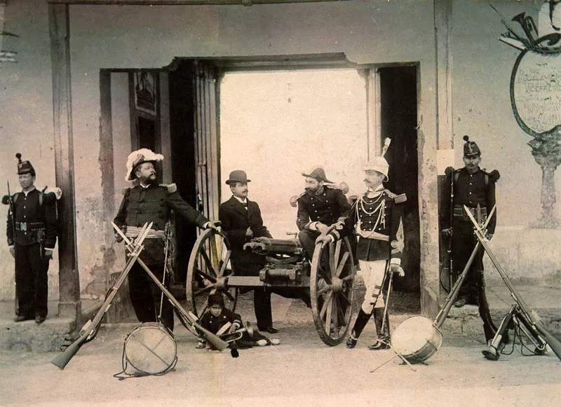 JORGE E. OTERO. General Roberto Quijano Otero, señor Fonnegra y general Manuel María de Narváez (segundo, tercera y cuarto de izquierda a derecha). Bogotá. 1894c. Copia en albúmina. 14.6 x 20.7 cm. Propiedad Jaime de Narváez, Bogotá.