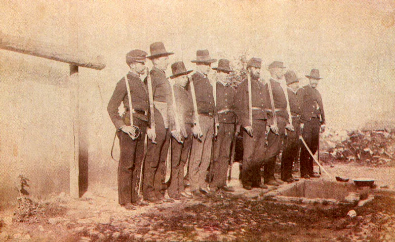 Atribuído a JULIO RACINES. Grupo de auxiliares de “ los Mochuelos". A la derecha el “esforzado" ,Ignacio Sánchez. 1877. Copia en albúmina. 20.9 X 12.7 cm. Propiedad Jaime de Narváez, Bogotá.