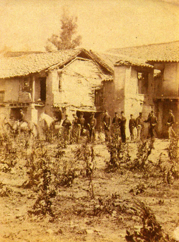 RACINES & VILLAVECES.  Grupo de Mochuelos" frente a la antigua casa de la hacienda El Mochuelo. Soacha. 1877. Copia en albmina. 15.7 x 1 1.5 cm. Propiedad Jaime de Narvez, Bogot. 