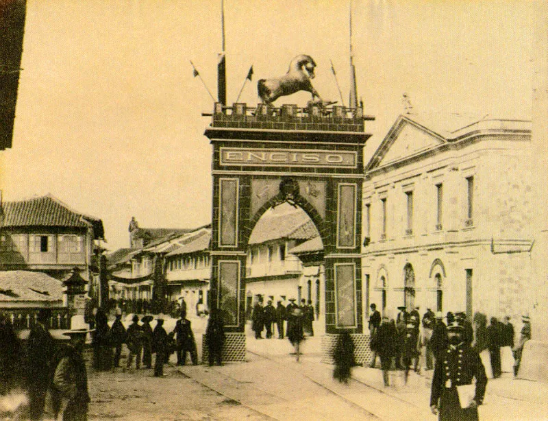 HENRI DUPERLY. Arco triunfal en la Calle Real. Bogotá. 1895. Copia en albúmina. 19.3 x 23.7 cm. Propiedad Carlos Montoya Restrepo, Bogotá.