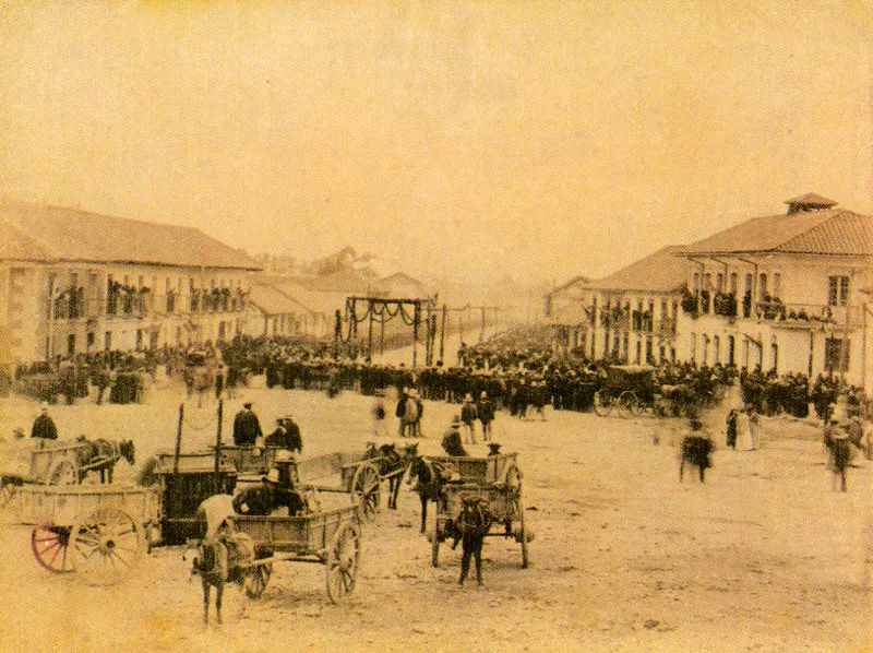 HENRI DUPERLY. Recepción a Reyes en San Victorino. Bogotá. 1895 Copia en albúmina, 18.4 x 24.5 cm. Propiedad Carlos Montoya Restrepo, Bogotá.