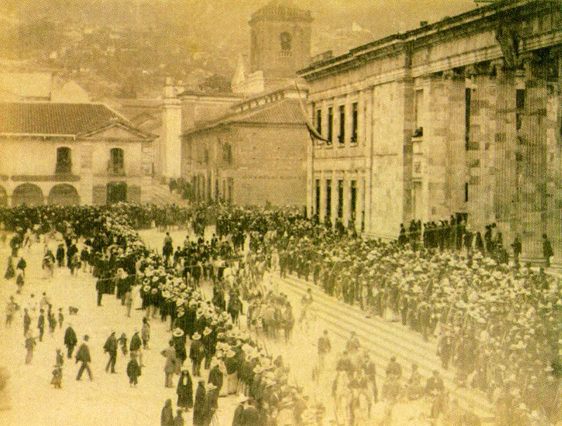 HENRI DUPERLY.
Recepción a Reyes frente al Capitolio. Bogotá.
1895.
Copia en albúmina. 18.5 x 24.3 cm.
Propiedad Carlos Montoya Restrepo, Bogotá.
