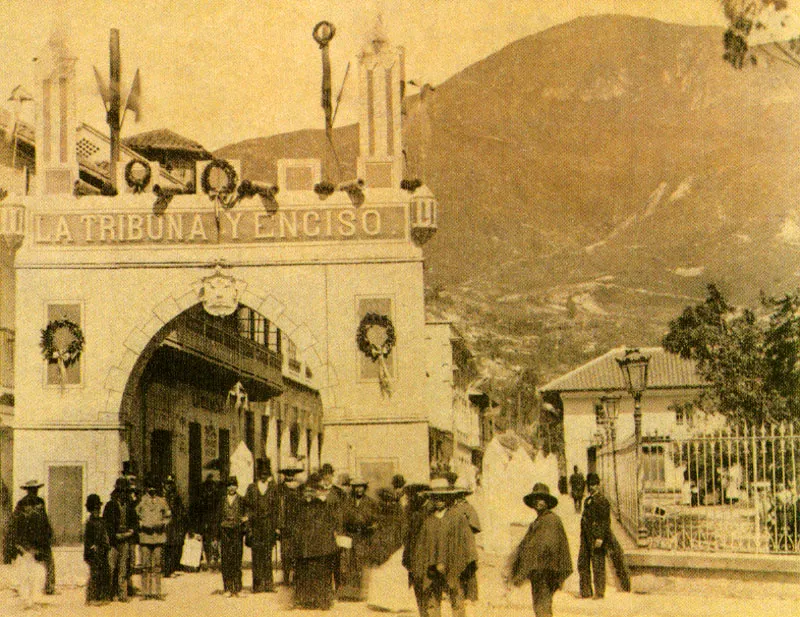 HENRI DUPERLY.
Arco triunfal en el Parque de Santander Bogotá.
18?95.
Copia en albúmina. 18.4 x 23.7 cm.
Propiedad Carlos Montoya Restrepo, Bogotá.
