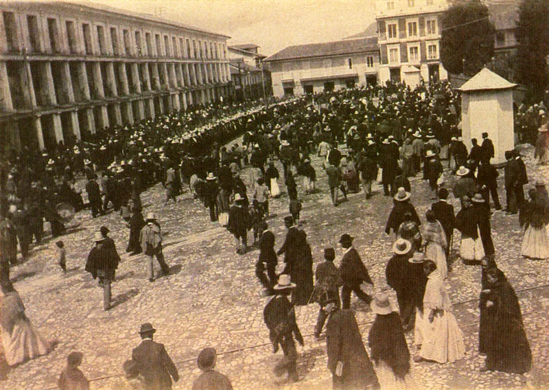 LINO LARA. 
 Reclutamiento de ciudadanos en la Plaza de
 Bolvar, Bogot. 1900.
 Copia en albmina. 12.5 x 17.5 cm.
 Propiedad Jos Joaqun Herrera, Bogot. 