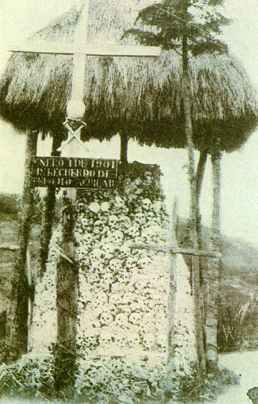 AMALIA RAMIREZ DE ORDOÑEZ.
Loma de los muertos. Palonegro. 1900
Copia en albúmina. 17.3 X 12.2 cm.
Propiedad Rito de Agudelo, Bogotá.