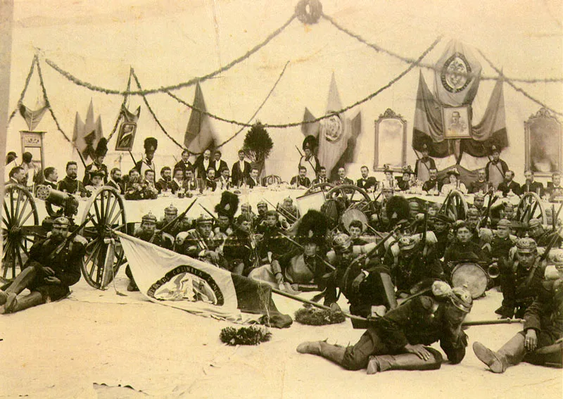 HENRI DUPERLY. Banquete en tiempos de guerra. Bogotá. 1900c. Copia en albúmina. 21.3 x 29.4 cm. Propiedad Jaime de Narváez, Bogotá.