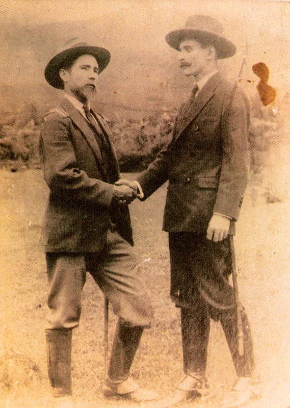 ANONIMO. Foción Soto y Rafael Uribe Uribe. 1900 Copia en gelatina. 23.2 x 17.4 cm. Propiedad Jaime Hernán Rosas, Bogotá.