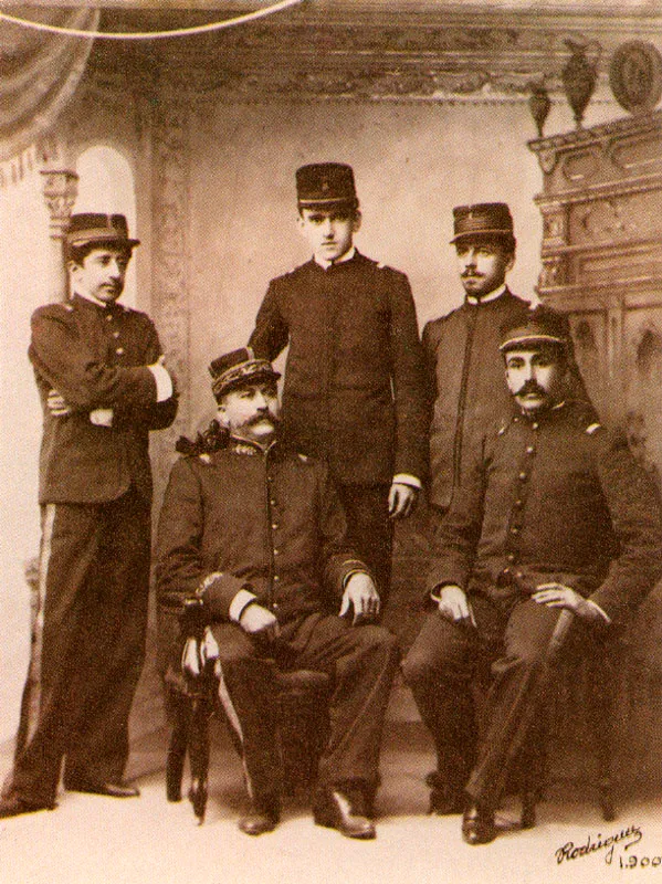 MELITON RODRIGUEZ. Pedro Nel Ospina (sentado a la izquierda) en compañía de otros militares conservadores sin identificar. Medellín. 1900. Copia reciente de negativo gelatina vidrio. 14.5 x 1 1.2 cm. Archivo Fotografía Rodríguez, Medellín.