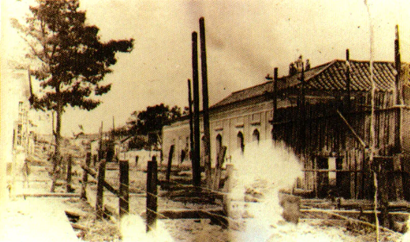 O. MERCHAN. Alambrados en la calle 13 con carrera 5a. Cúcuta. 1900. Copia en albúmina. 8.8 x 13 cm. Colección Academia de Historia de Norte de Santander, Cúcuta.