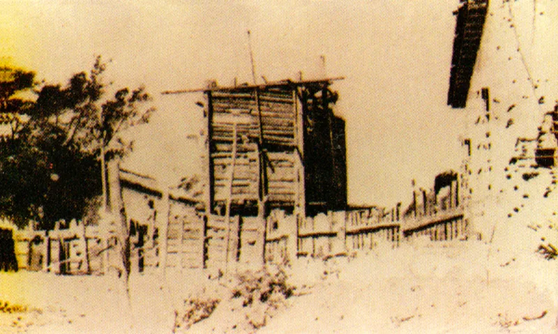 O. MERCHAN. Fortificación en el cruce de la carrera 5a.. con calle 11. Cúcuta. 1900. Copia en gelatina. 8.7 x 13 cm. Colección Academia de Historia de Norte de Santander, Cúcuta.