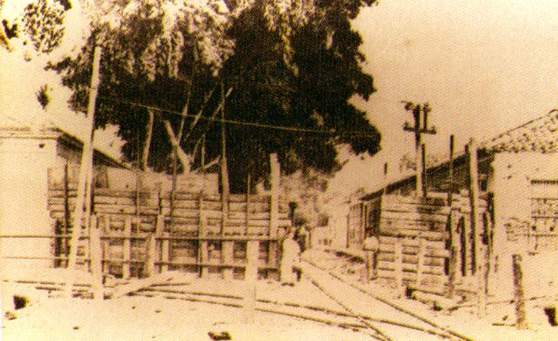 O. MERCHAN. Barricadas en el centro de la ciudad, carrera 7a. con calle 8a. Cúcuta. 1900. Copia en albúmina. 8.8 x 13.7 cm. Colección Academia de Historia de Norte de Santander, Cúcuta.