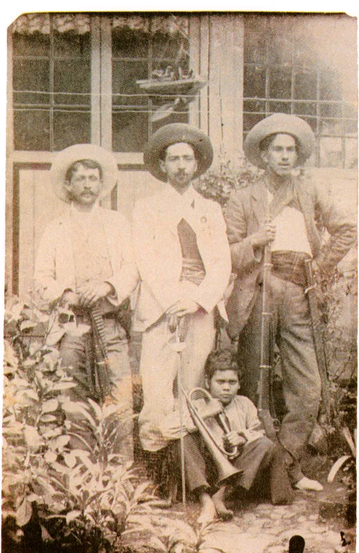 ANONIMO.
Jefes del Batallón Figueredo. 1900c.
Copia en albúmina. 9.0 X 5.7 cm.
Propiedad particular, Bogotá