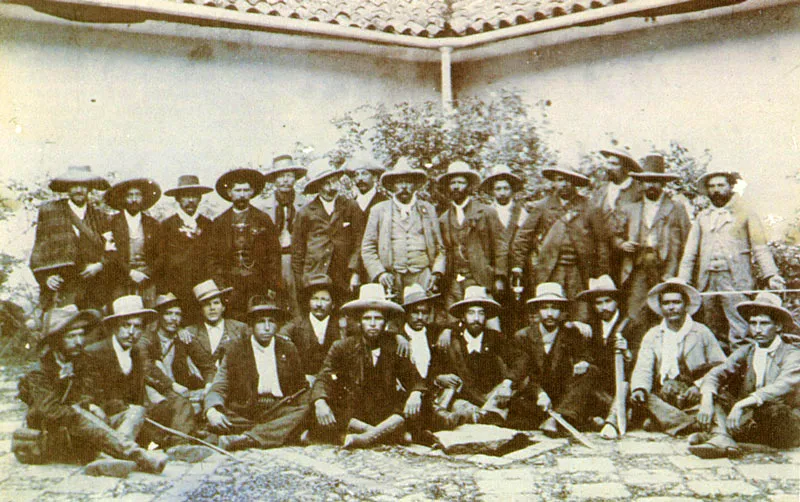 ANONIMO.
Colmenares Ulloa y sus oficiales. Pacho (cund.)
1902
copia en albúmina. 5.7 X 9.0 cm.
Colección Academia Colombiana de Historia,
Bogotá.