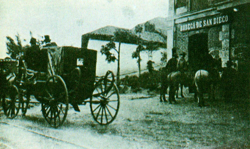 LINO LARA.  Secuencia de fotografas que ilustran el atentado al General Reyes, publicadas en el libro El 10 de Febrero. Nueva York 1906.  1. El general Reyes y su hija pasan por San Diego mientras los criminales les aguardan. 2. En el sitio de Barrocolorado atacan al Presidente. 