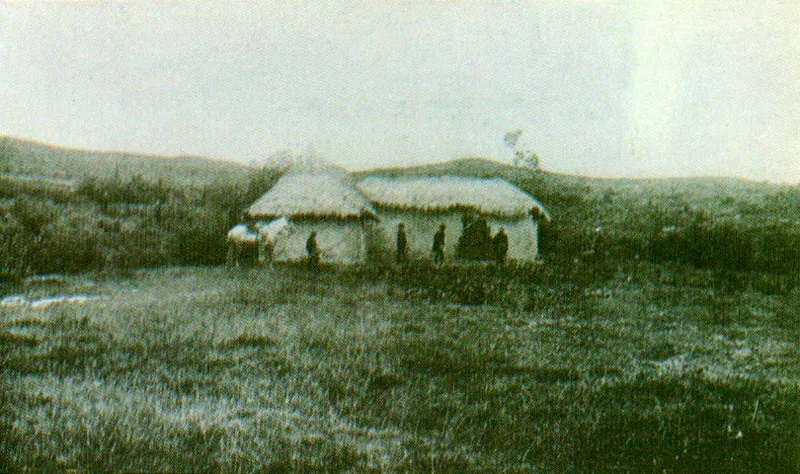 LINO LARA. Secuencia de fotografías que ilustran el atentado al General Reyes, publicadas en el libro El 10 de Febrero. Nueva York 1906 .4. En el curso de la investigación,
el General Pedraza ordeno rodear el rancho de
Suba donde se esconden los
autores del delito.