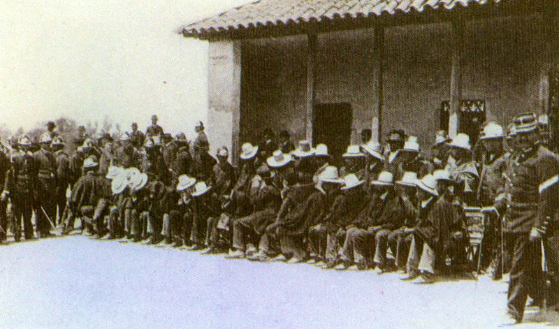 LINO LARA. Secuencia de fotografías que ilustran el atentado al General Reyes, publicadas en el libro El 10 de Febrero. Nueva York 1906. 5. Los cómplices y algunos presos son llevados a presenciar el fusilamiento.