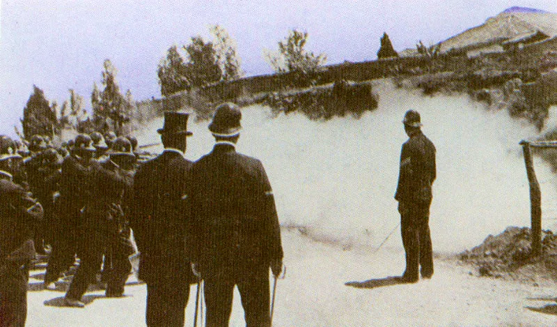 LINO LARA. Secuencia de fotografías que ilustran el atentado al General Reyes, publicadas en el libro El 10 de Febrero. Nueva York 1906. 6. Los autores del atentado son pasados por las armas.