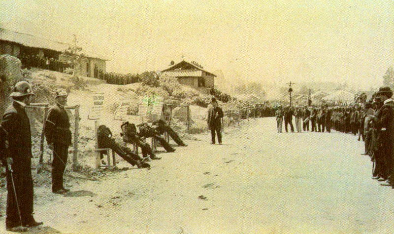 LINO LARA.  Secuencia de fotografas que ilustran el atentado al General Reyes, publicadas en el libro El 10 de Febrero. Nueva York 1906. 7. Multitud de curiosos presencian el fusilamiento
Copia en gelatina 12.5 X 18.0 cm. 