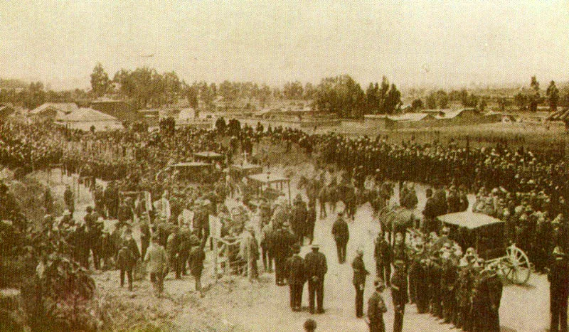 LINO LARA. Secuencia de fotografías que ilustran el atentado al General Reyes, publicadas en el libro El 10 de Febrero. Nueva York 1906. 8. Los cadáveres son conducidos al cementerio.