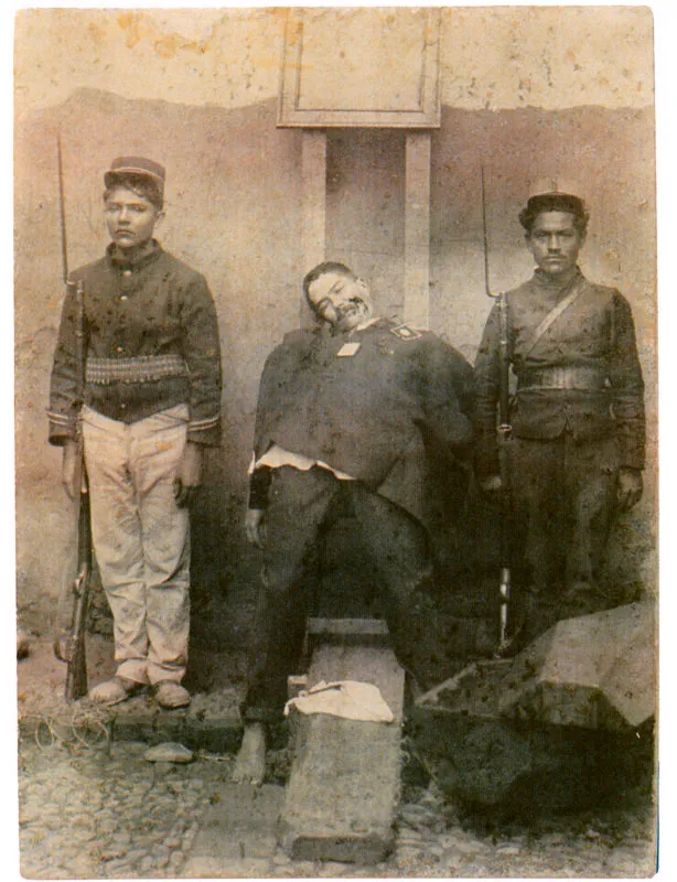 BENJAMIN DE LA CALLE. Cadáver del fusilado en el cadalso. Medellín. 1906c. Copia en gelatina. 16,6 x 12.2 cm. Propiedad Darlo Ruiz, Medellín.