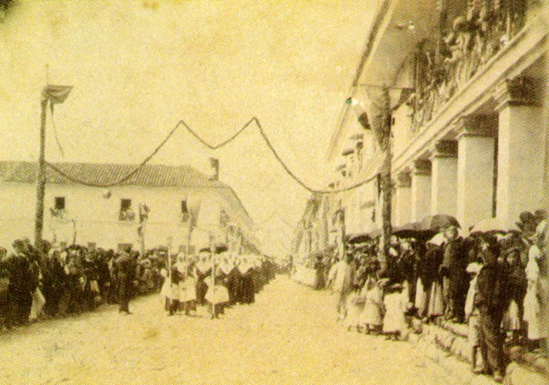ANONIMO.
Procesión de Corpus Christi frente a los Portales.
Popayán. 1915c.
Copia en gelatina. 12.3 X 17.7 cm.
Colección Museo Valencia, Popayán.